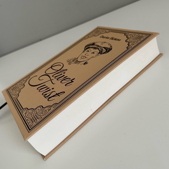 Oliver Twist Charles Dickens Book - Picture 4 of 5